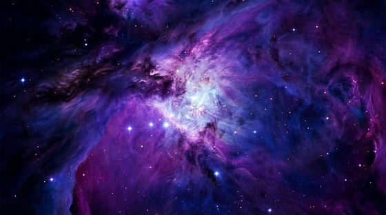 Nebulosa cosmica generata da Nano Banana Pro con nubi di gas viola e blu e ammassi stellari nello spazio profondo
