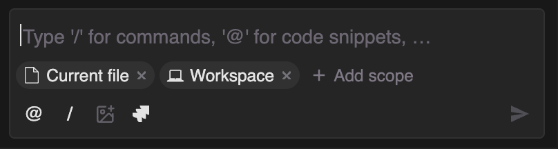 Interface de chat Tabnine AI no VS Code com opções para comandos, trechos de código, arquivo atual e configurações de escopo da área de trabalho.