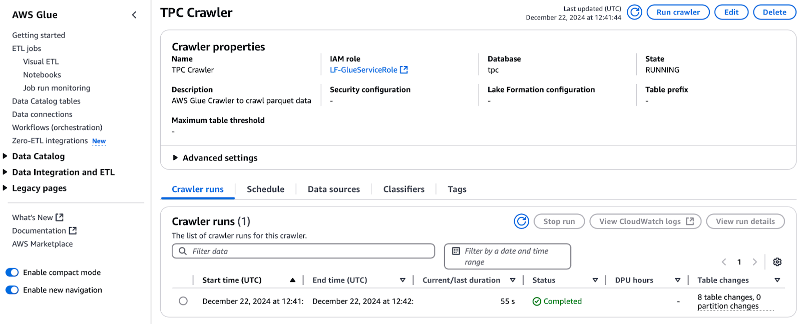 Capture d'écran de la page des propriétés d'AWS Glue TPC Crawler montrant des détails tels que le rôle IAM, la base de données et les exécutions du crawler avec le statut marqué comme Terminé, indiquant des mises à jour de tableaux réussies.