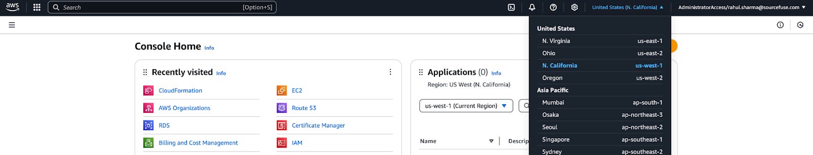 Die AWS Management Console mit geöffnetem Dropdown-Menü für die Regionenauswahl, das die verschiedenen verfügbaren Regionen anzeigt