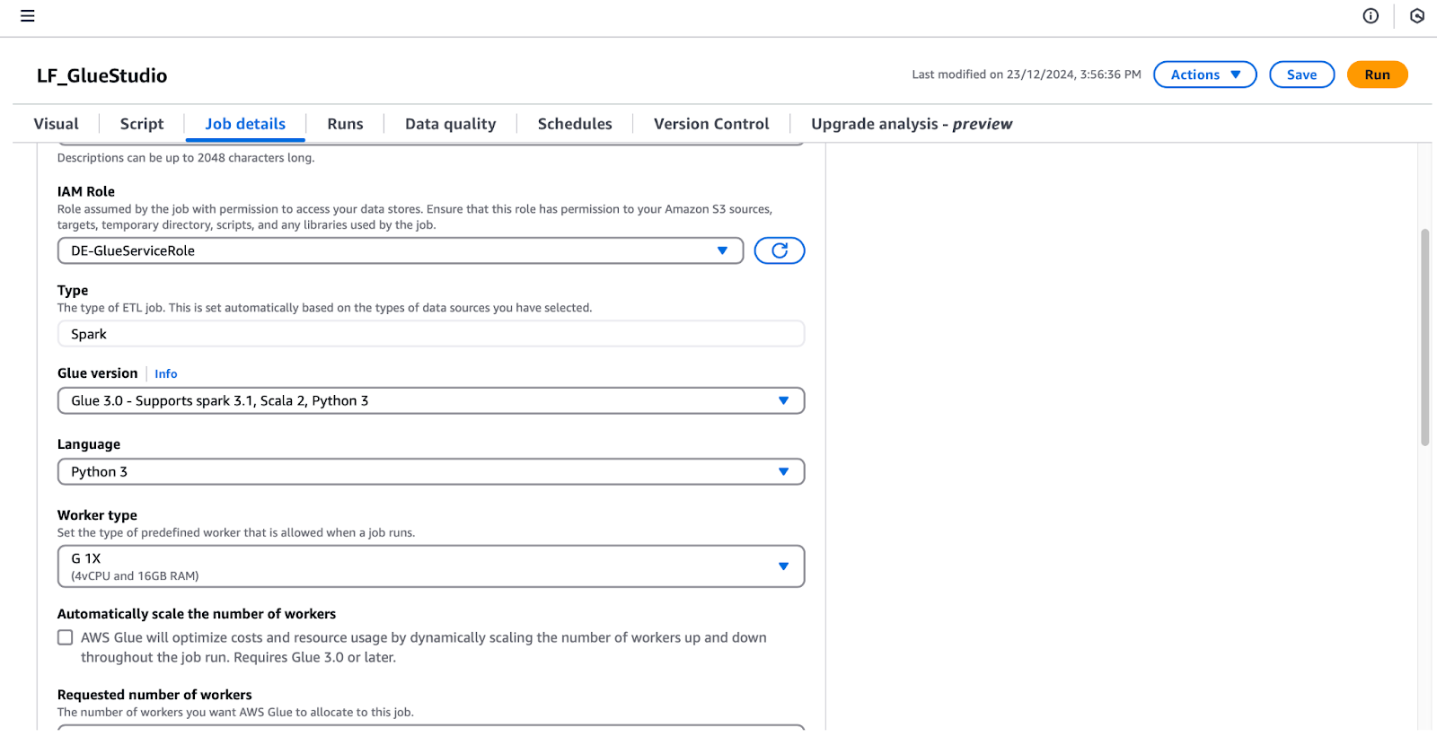 Capture d'écran de la page AWS Glue Studio Job Details montrant les champs de configuration pour le rôle IAM (DE-GlueServiceRole), le type de travail ETL (Spark), la version de Glue (3.0), le langage (Python 3), le type de travailleur (G 1X) et le nombre de travailleurs demandé.