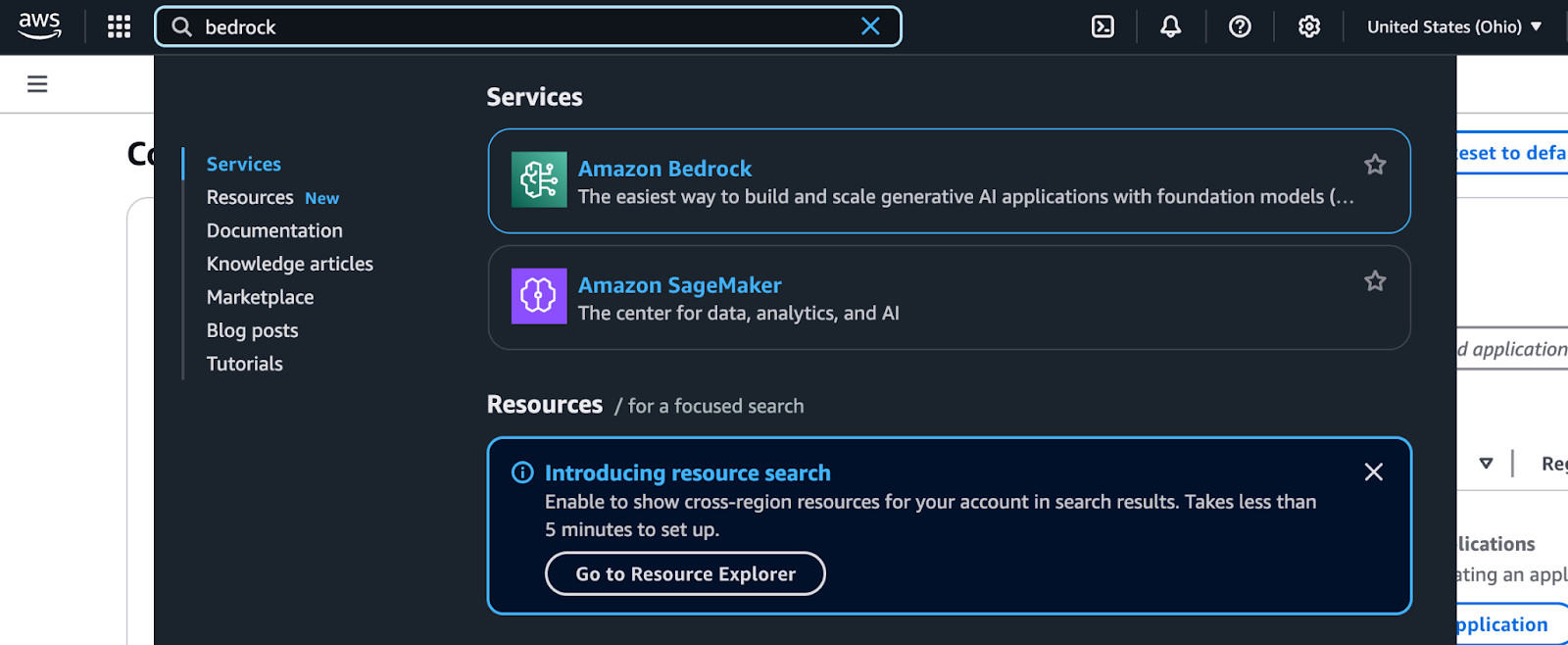 Screenshot der Suchergebnisse der AWS Management Console für "Bedrock", der Amazon Bedrock als Service für den Aufbau generativer KI-Anwendungen, Amazon SageMaker für Daten- und KI-Analysen und eine hervorgehobene Einführung in die Ressourcensuche mit regionsübergreifenden Funktionen anzeigt