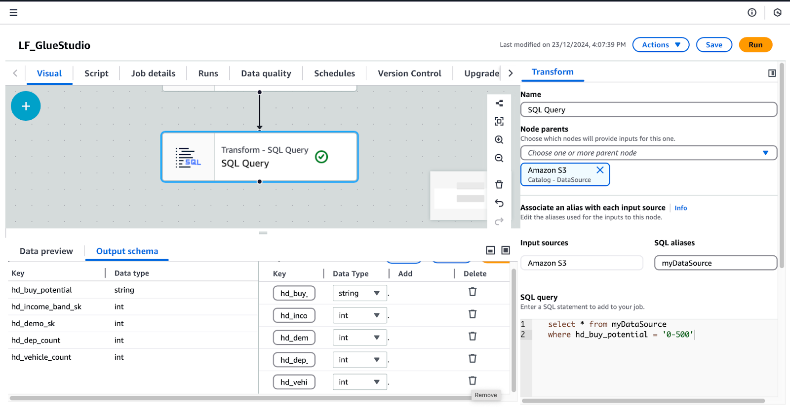 Capture d'écran de l'onglet AWS Glue Studio Visual montrant le nœud SQL Query avec une requête SQL appliquée (SELECT * FROM myDataSource WHERE hd_buy_potential = '0-500') et la configuration du schéma de sortie associée.
