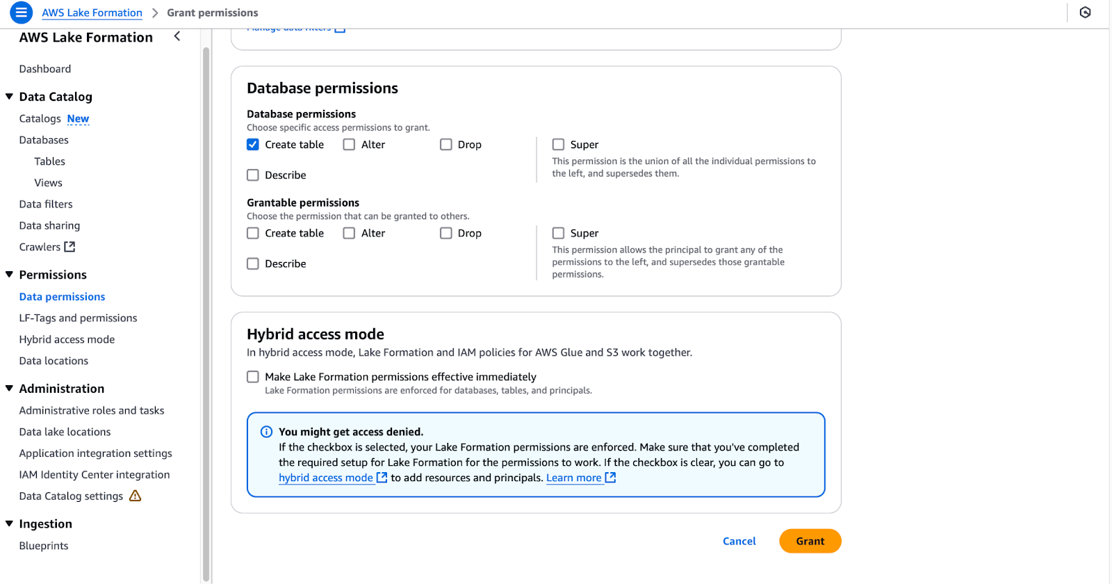 Capture d'écran de la page " Accorder des autorisations " d'AWS Lake Formation montrant les options d'autorisations de base de données telles que Créer un tableau, Modifier, Déposer et Super, ainsi que les paramètres du mode d'accès hybride et un message d'information sur le refus d'accès potentiel.