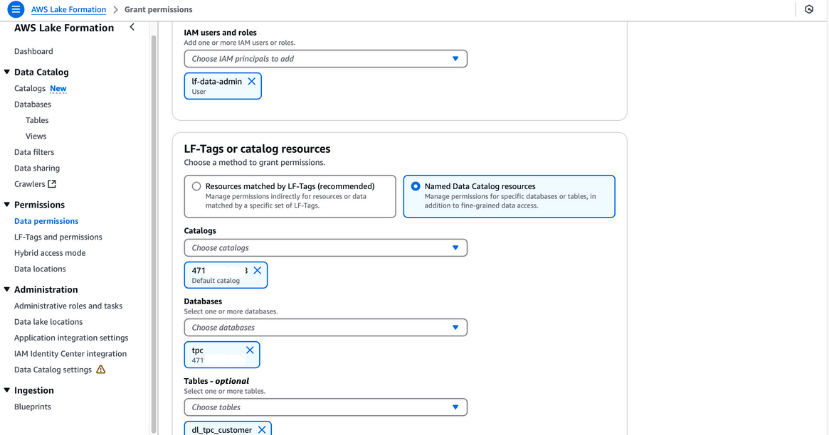 Capture d'écran de la page " Grant permissions " d'AWS Lake Formation montrant l'utilisateur IAM lf-data-admin, la sélection des ressources Named Data Catalog et la configuration pour la base de données tpc et le tableau dl_tpc_customer.