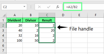 Dividieren der Zahlen mit Hilfe des Zellbezugs in der Formel in Excel