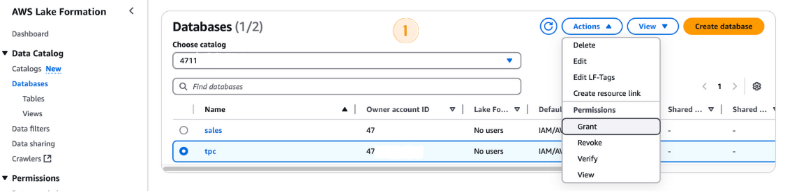 Capture d'écran de la page AWS Lake Formation Databases montrant une liste de bases de données, y compris "sales" et "tpc", avec le menu Actions développé pour afficher l'option "Grant" pour la gestion des autorisations.