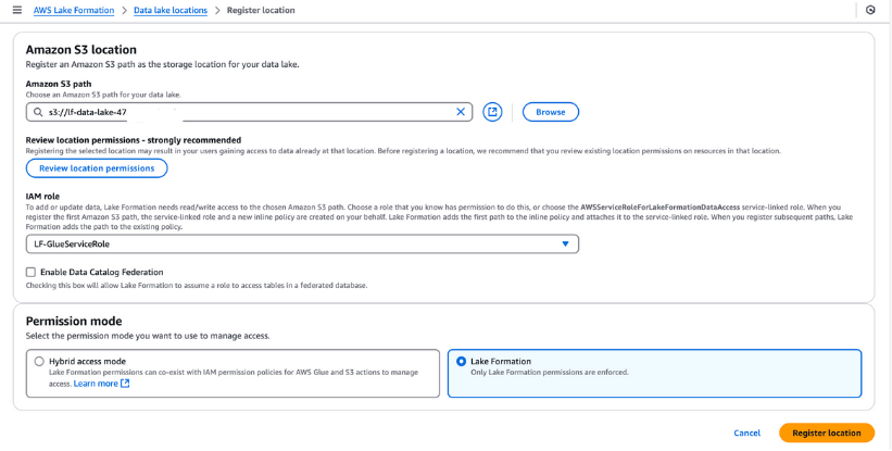 Capture d'écran de la page "Register Location" d'AWS Lake Formation montrant les champs pour le chemin Amazon S3, la sélection du rôle IAM (LF-GlueServiceRole) et les options de mode d'autorisation, y compris les modes d'accès Lake Formation et Hybrid.