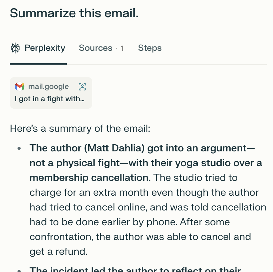 Interfaz de resumen por correo electrónico que muestra un resumen de una discusión sobre la cancelación de la membresía con un estudio de yoga, proporcionada por el asistente del navegador Perplexity AI.