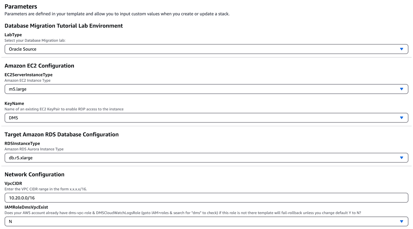 Página de configuración de la pila CloudFormation que muestra los parámetros de migración de la base de datos, la configuración de EC2 y los ajustes de red