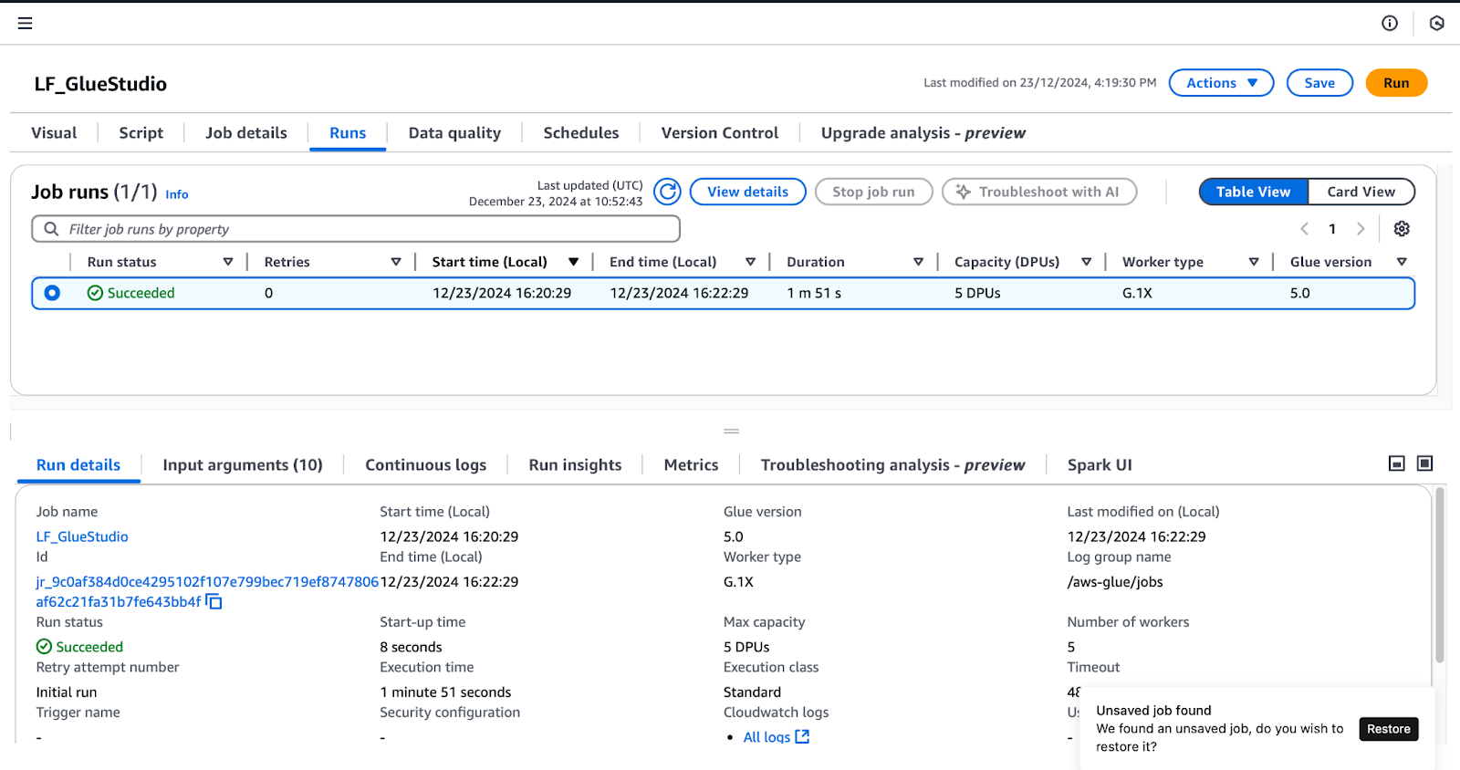 Capture d'écran de l'onglet AWS Glue Studio Runs montrant un travail exécuté avec succès pour LF_GlueStudio, avec les détails d'exécution, le temps d'exécution, le type de travailleur et la version de Glue affichés.