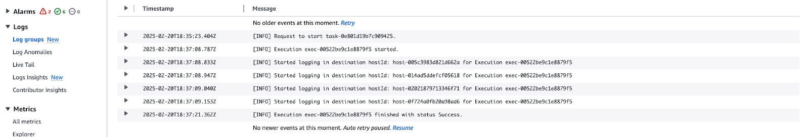 AWS CloudWatch Logs, die Details zur Ausführung der DataSync-Aufgabe anzeigen, einschließlich des Starts der Aufgabe, der Protokollierung des Zielhosts und des Abschlussstatus der Ausführung. Unter dem Abschnitt Alarme sind zwei Alarme sichtbar.