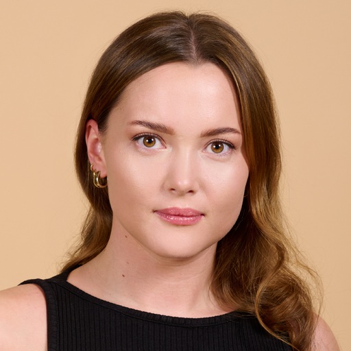 Claire Williams Headshot