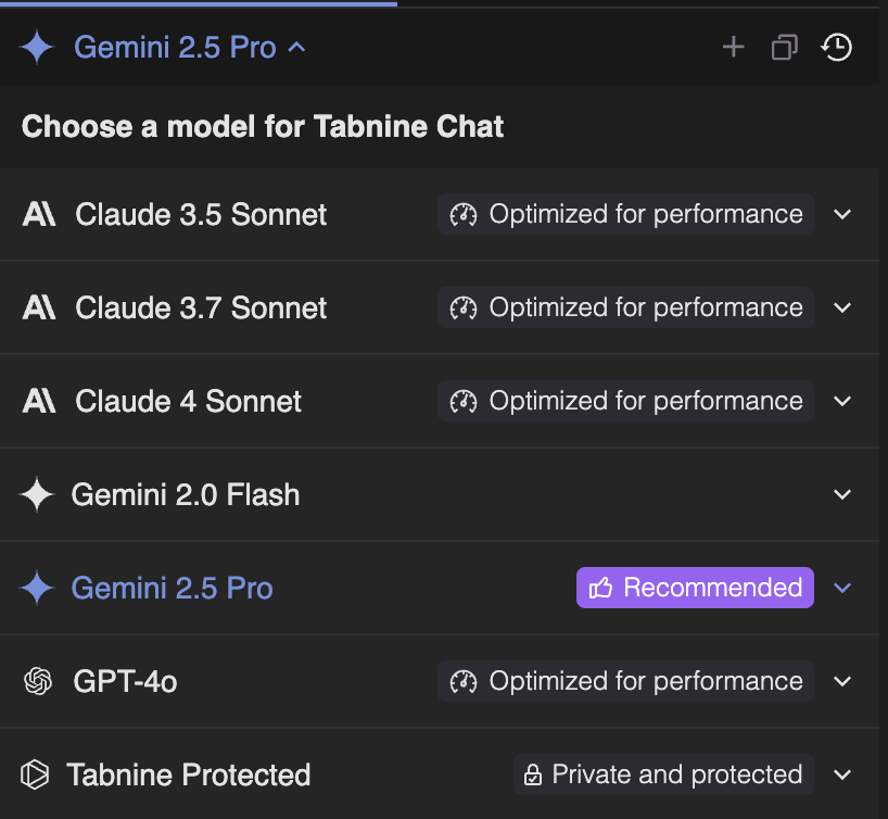A interface de escolha de modelos de IA no Tabnine, mostrando opções como Claude 3.5 Sonnet, Claude 3.7 Sonnet, Claude 4 Sonnet, Gemini 2.0 Flash, Gemini 2.5 Pro, GPT-4o e Tabnine Protected, destacando otimizações de desempenho e recursos de privacidade.